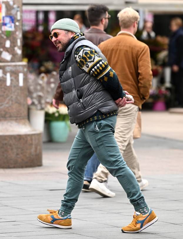 Zagreb: Luka Grubišić u šetnji gradom svratio kupiti kikiriki