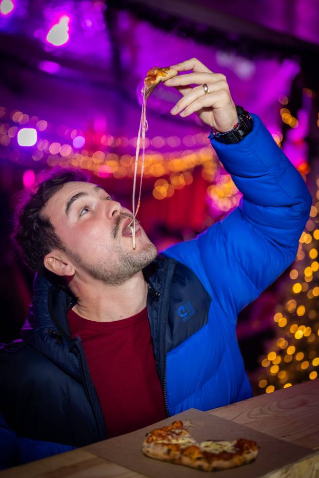 Posjetitelji uživaju u pizzama mini pizzerije Pizza Actually u sklopu adventa u Muzeju grada Zagreba