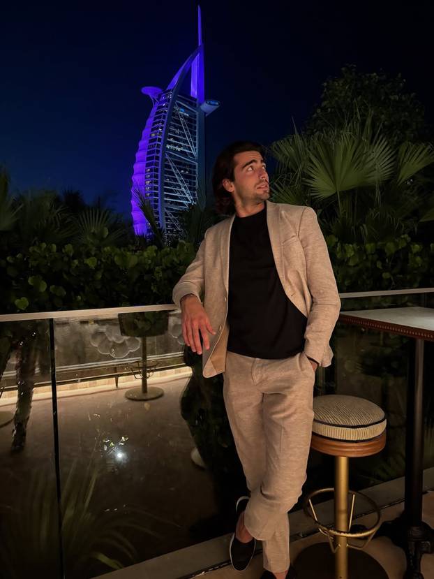 Za njih nema hladnoće i magle! Šime i Maja u badićima pozirali kraj bazena, 'padali' i zagrljaji