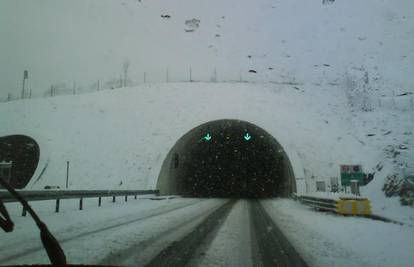 Autocestu bi snijeg zameo čim su je ralice očistile