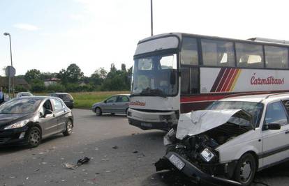 Kutina: Troje ozlijeđeno u sudaru autobusa i auta