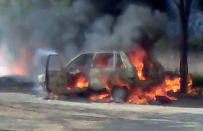 Požar progutao automobil ispred ambulante u Ninu