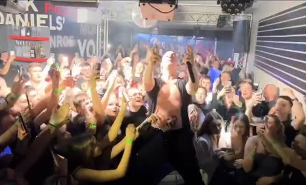 FOTO Ovo je najslušaniji izvođač u Hrvatskoj: Fanovima pljuje u usta, razbija im jaja o glavu...