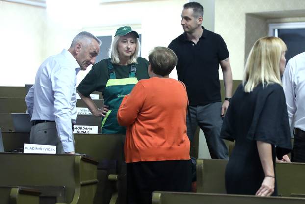 Zagreb: Zastupnica Gordana Rusak na sjednicu stigla spremna za košnju