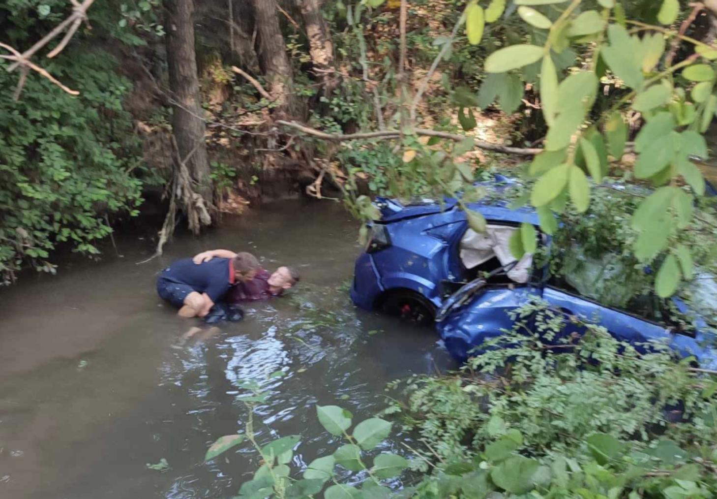 FOTO Užas kod Požege! Autom sletio u Veličanku, ozlijeđene ljude ostavio u vodi i pobjegao