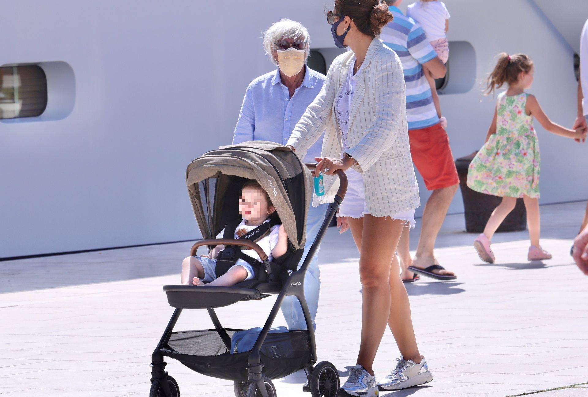 Bernie Ecclestone (90) prošetao Trogirom s jednogodišnjim sinom i ženom Fabianom (44)
