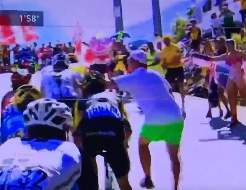 Gledatelj nasrnuo i odgurnuo Froomea na Tour de Franceu