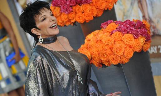 Zbog slavne majke je &ccaron;itav svoj &zcaron;ivot pred kamerama, prvog je mu&zcaron;a uhvatila s mu&scaron;karcem