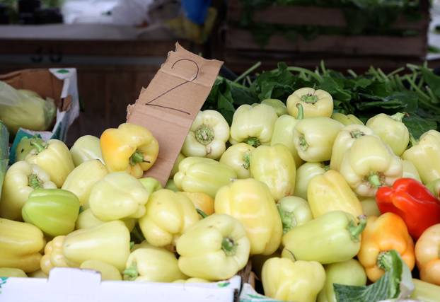 Šibenik: Ponuda vo?a i povr?a na šibenskoj tržnici