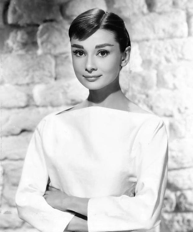 storyeditor/2024-01-19/Audrey_Hepburn_1956.jpg