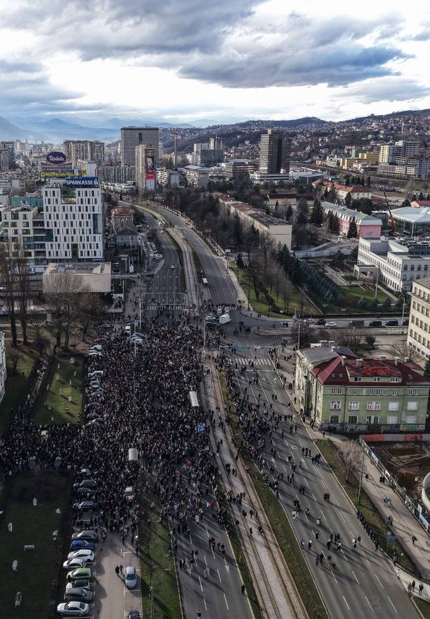 Sarajevo: Pogled iz zraka na okupljene u prosvjedu nakon stravične tramvajske nesreće