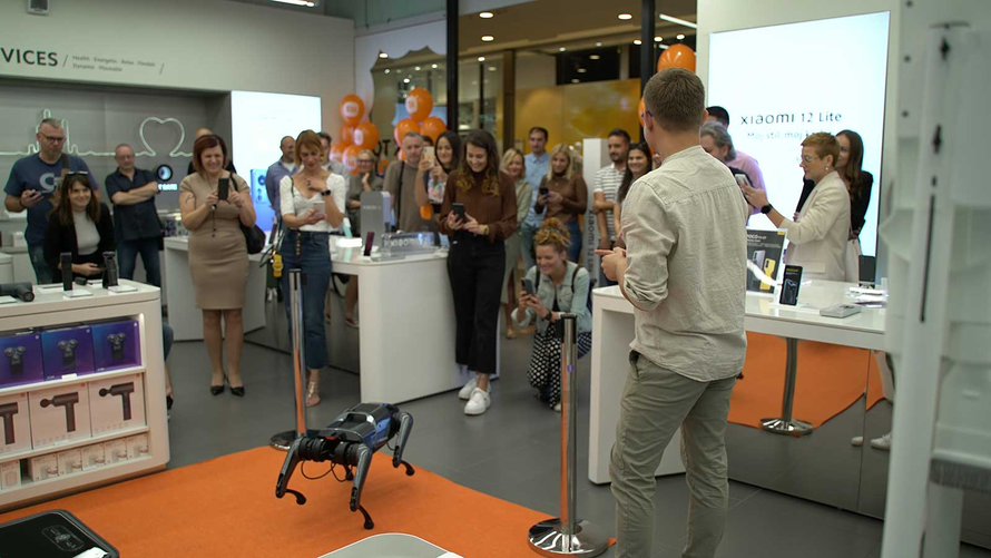 U Zagrebu predstavili robotskog psa: Trči do 12 km/h, sam snima okolinu i sluša naredbe vlasnika