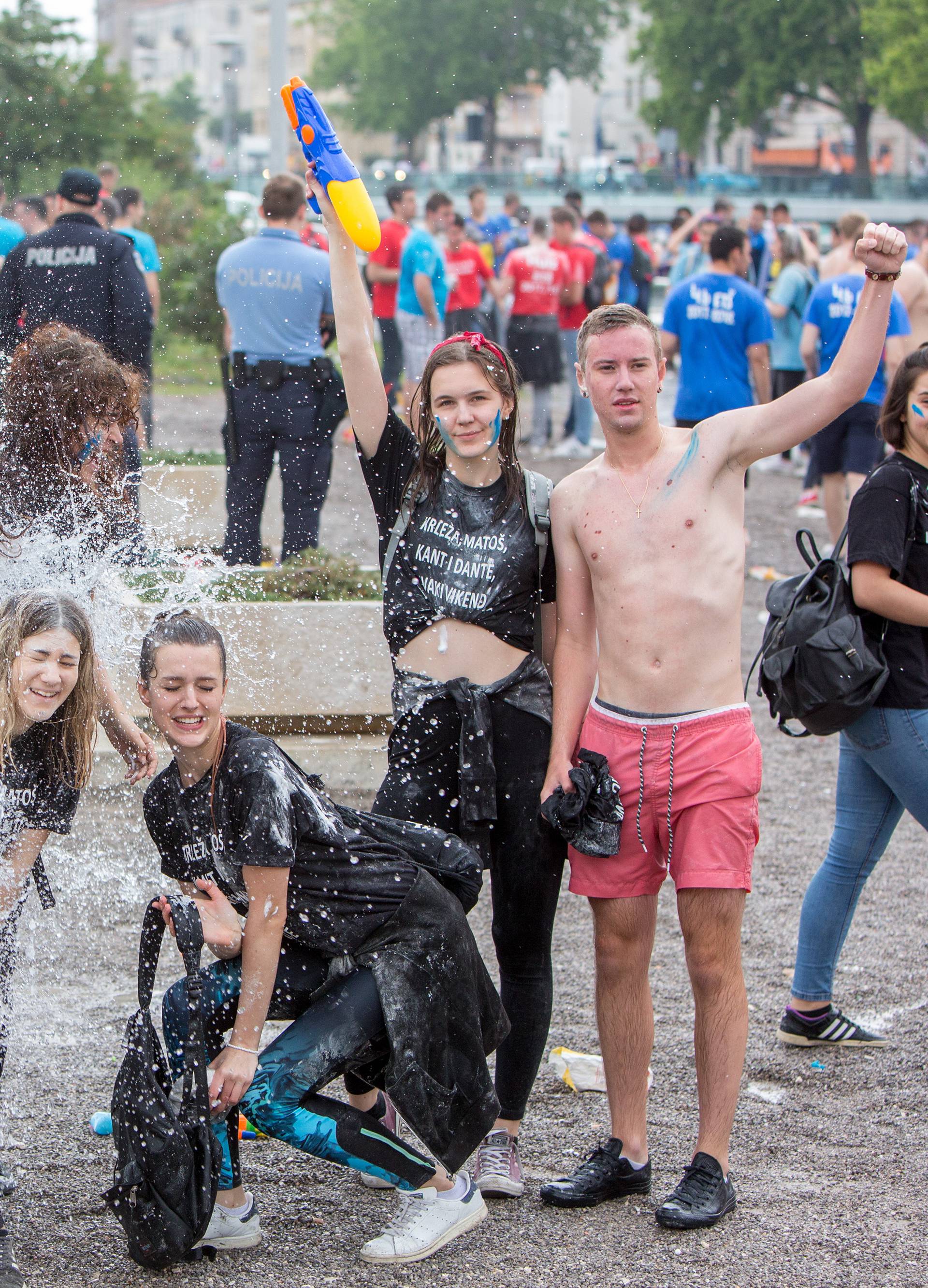 U Rijeci bacili dimnu bombu, u Zagrebu skakali u Manduševac