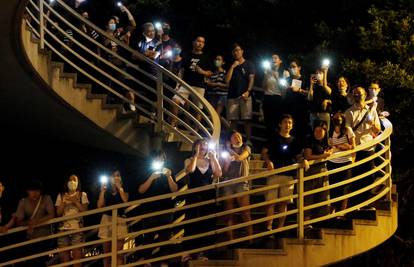 Tisuće prosvjednika u Hong Kongu načinili su živi lanac