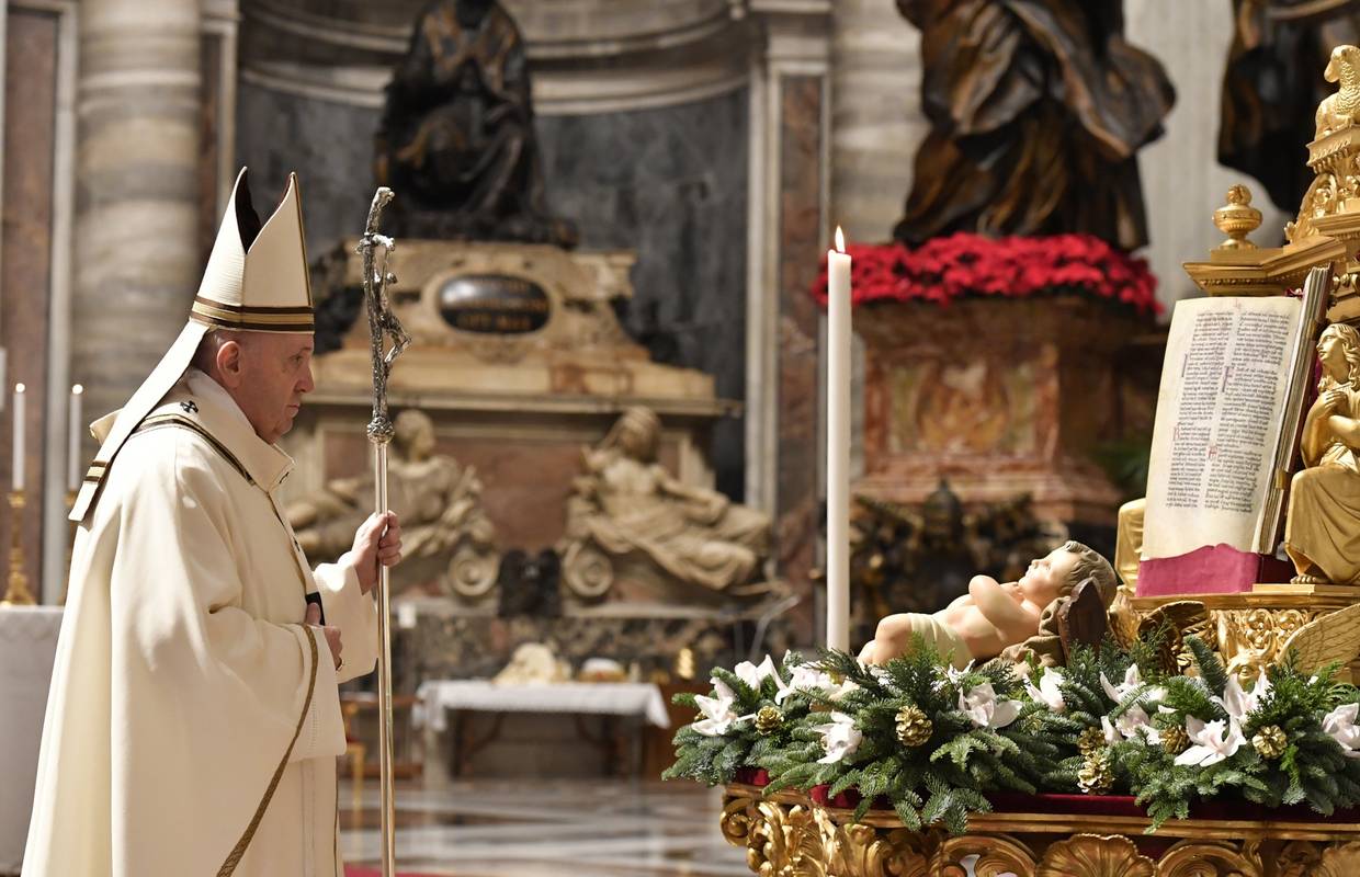 Papa Franjo na ponoćki pozvao na pomoć siromašnima: 'Isus je rođen kao siromah prognanik'