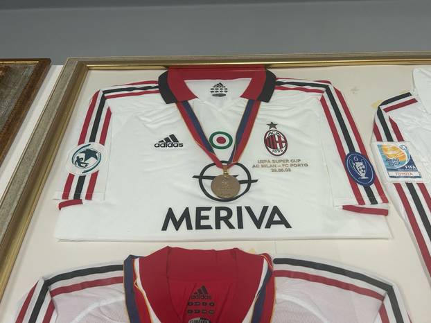 FOTO Bili smo u luksuznoj kući Gattusovih: Dresovi, trofeji i neobičan poklon usred sobe