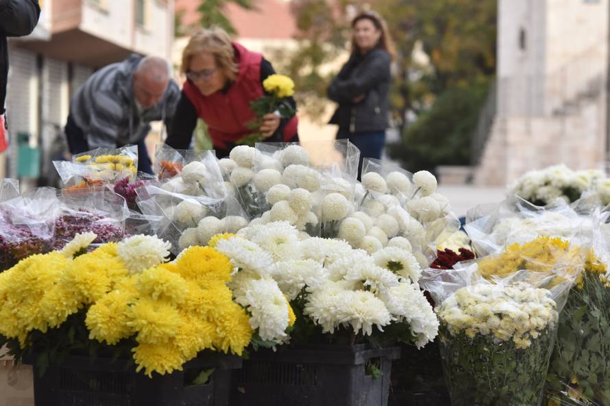 Od ranog jutra graÄani Å ibenika kupuju cvijeÄe prije odlaska na groblje
