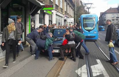 Građani ga maknuli: Audijem zapriječio put tramvaju u Ilici