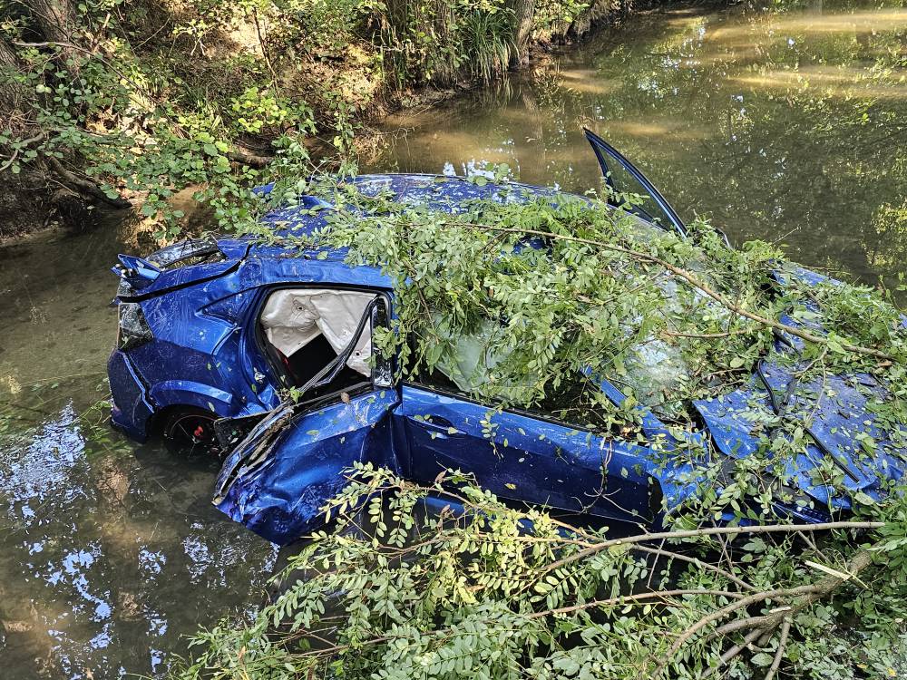 FOTO Užas kod Požege! Autom sletio u Veličanku, ozlijeđene ljude ostavio u vodi i pobjegao