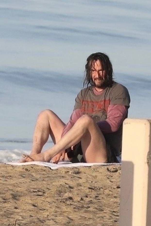 *PREMIUM-EXCLUSIVE* Keanu Reeves flashes his bare butt while drying off after a dip in the ocean