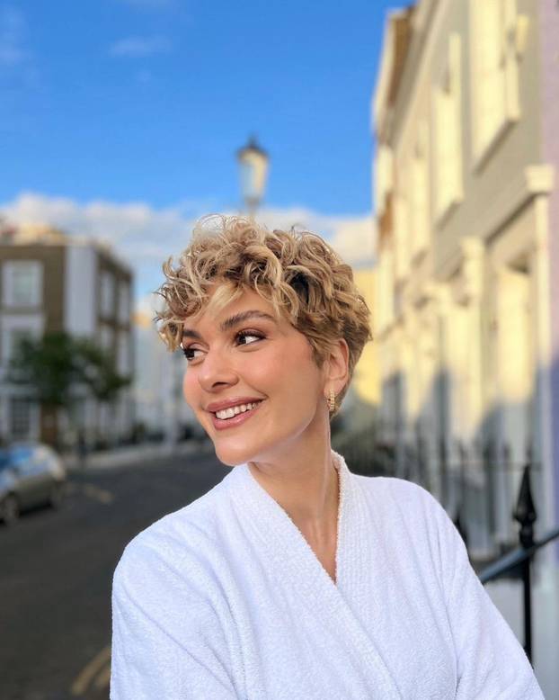 FOTO Sjećate li se 'Šeherezade'? Objavila je fotografije u badiću, pogledajte kako danas izgleda