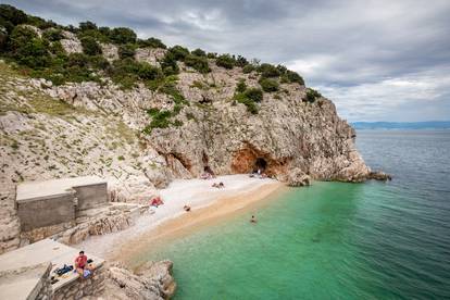 Prekrasna plaža u podnožju srednjovjekovnog gradića Brseča