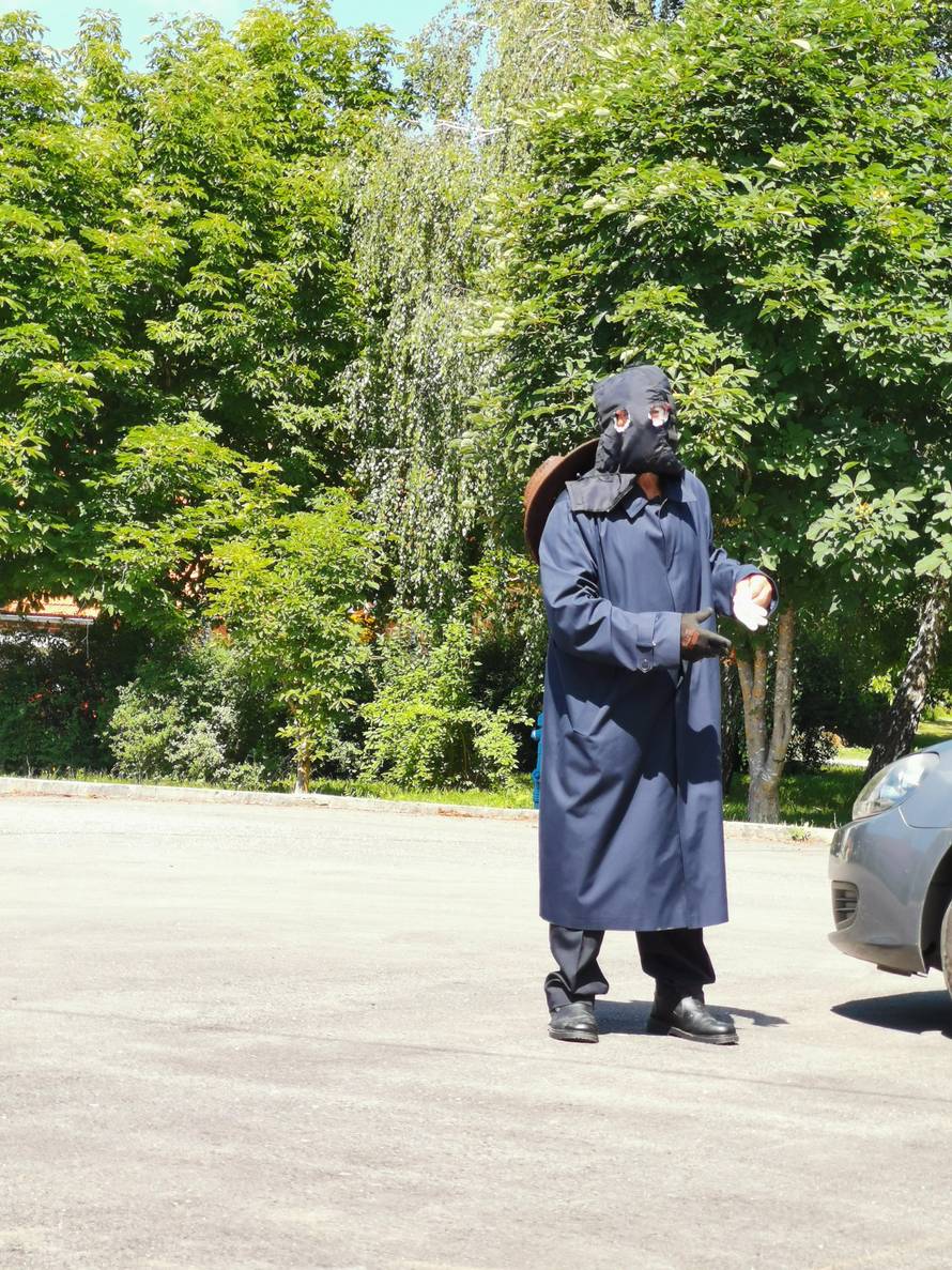 'Maskirani čovjek' superozbiljno je shvatio upute stožera: Izradio si korona-odijelo za glasovanje!