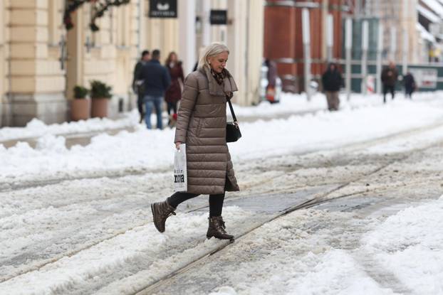 Snježni pokrivač je zabijelio je Osijek