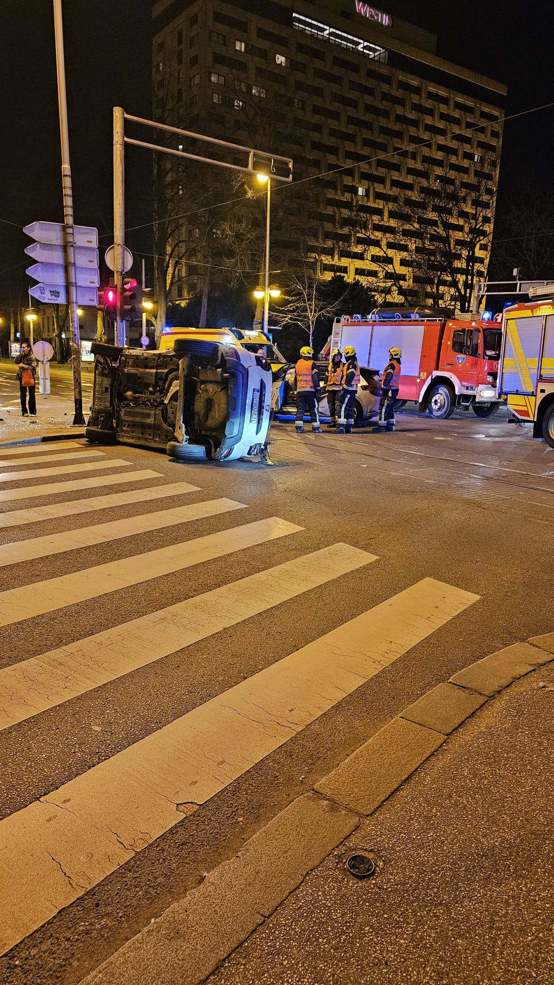 VIDEO Krš i lom u Zagrebu.  Auto završio na boku nakon nesreće. Policija: Ozlijeđena maloljetnica