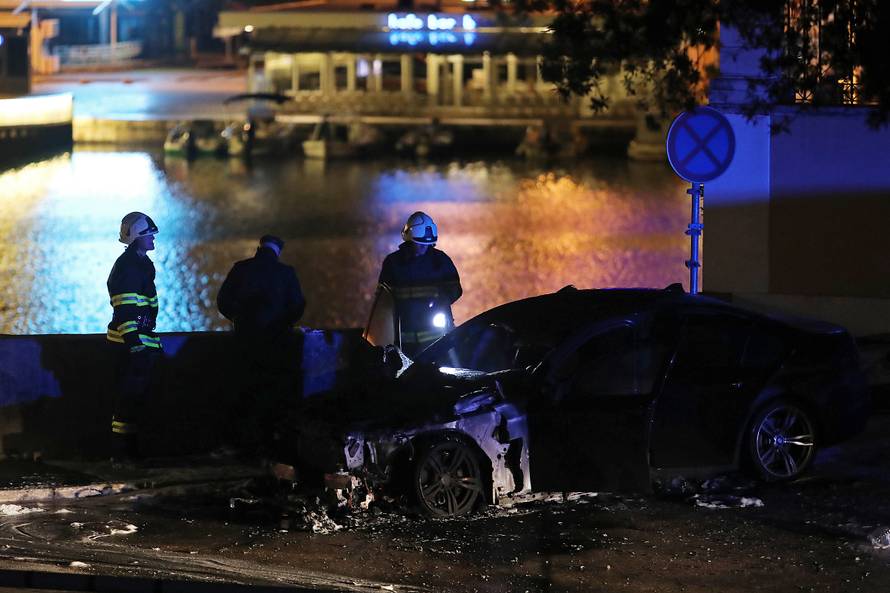 Buktinja kod zadarskih zidina: U noći izgorio luksuzni BMW