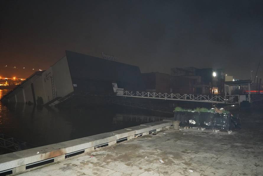 Na dočeku Nove godine u Srbiji: Potonuo poznati beogradski splav