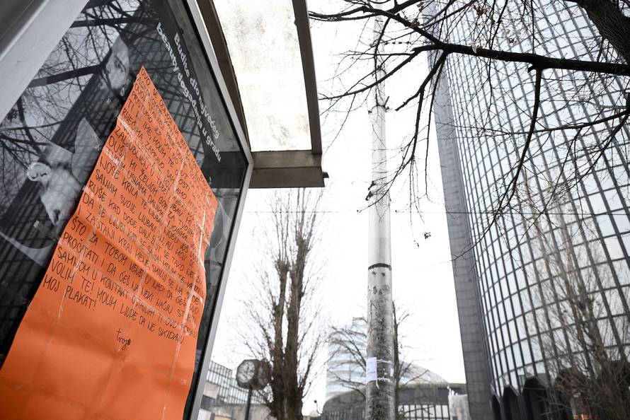 Zagreb: Ljubavna poruka na tramvajskoj stanici