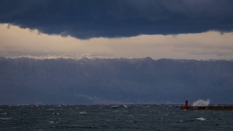 Havarija na Jadranu. Brod potonuo kod Lošinja. Žena hitno odvedena na liječenje