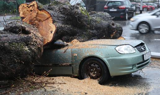 FOTO Apokalipsa u Zagrebu: Stabla drobila automobile, izdano novo upozorenje!