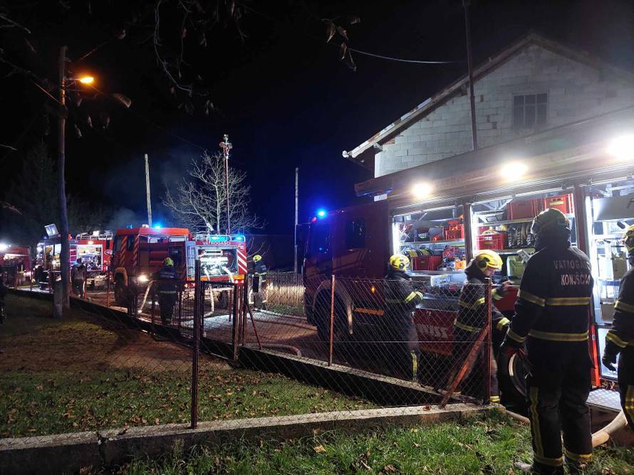 FOTO Buktinja u Zagorju: Auto i dva traktora izgorjeli u garaži, s vatrom se borilo 13 vatrogasaca
