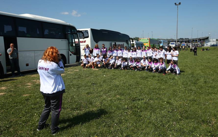 Kaos na Bregani: Ljudi izlaze iz buseva i granicu prelaze pješke