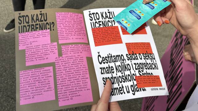 Volonteri dviju udruga ispred Gradske skupštine u Zagrebu zastupnicima dijelili kondome