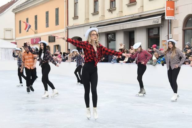 Na otvorenju klizališta u Bjelovaru glavna atrakcija bili su zagrebački klizači i bjelovarski hokejaši
