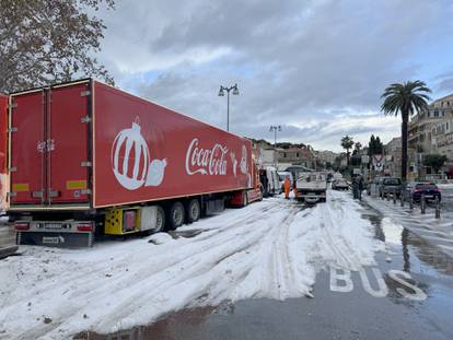 FOTO Zabijelio se Stradun! Tuča pretvorila dubrovačke ulice u ledene potoke, čiste lopatama