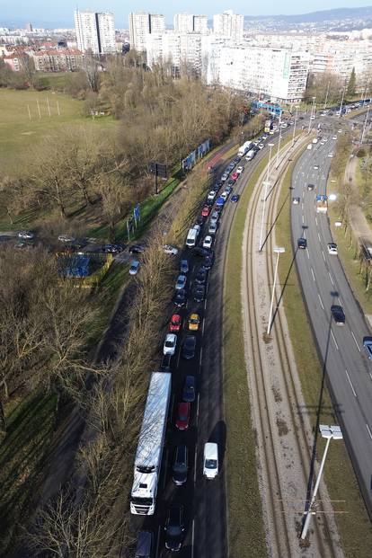 Zagreb: Pogled iz zraka na prometne gužve na prilaznim cestama Jadranskom mostu