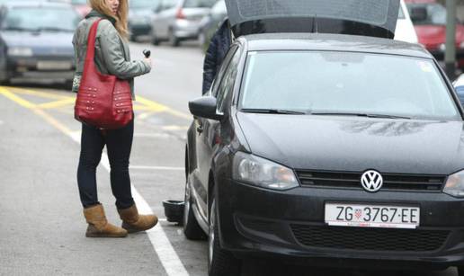 Skuterom razbio retrovizor na autu Brune Sanader i 'zbrisao'