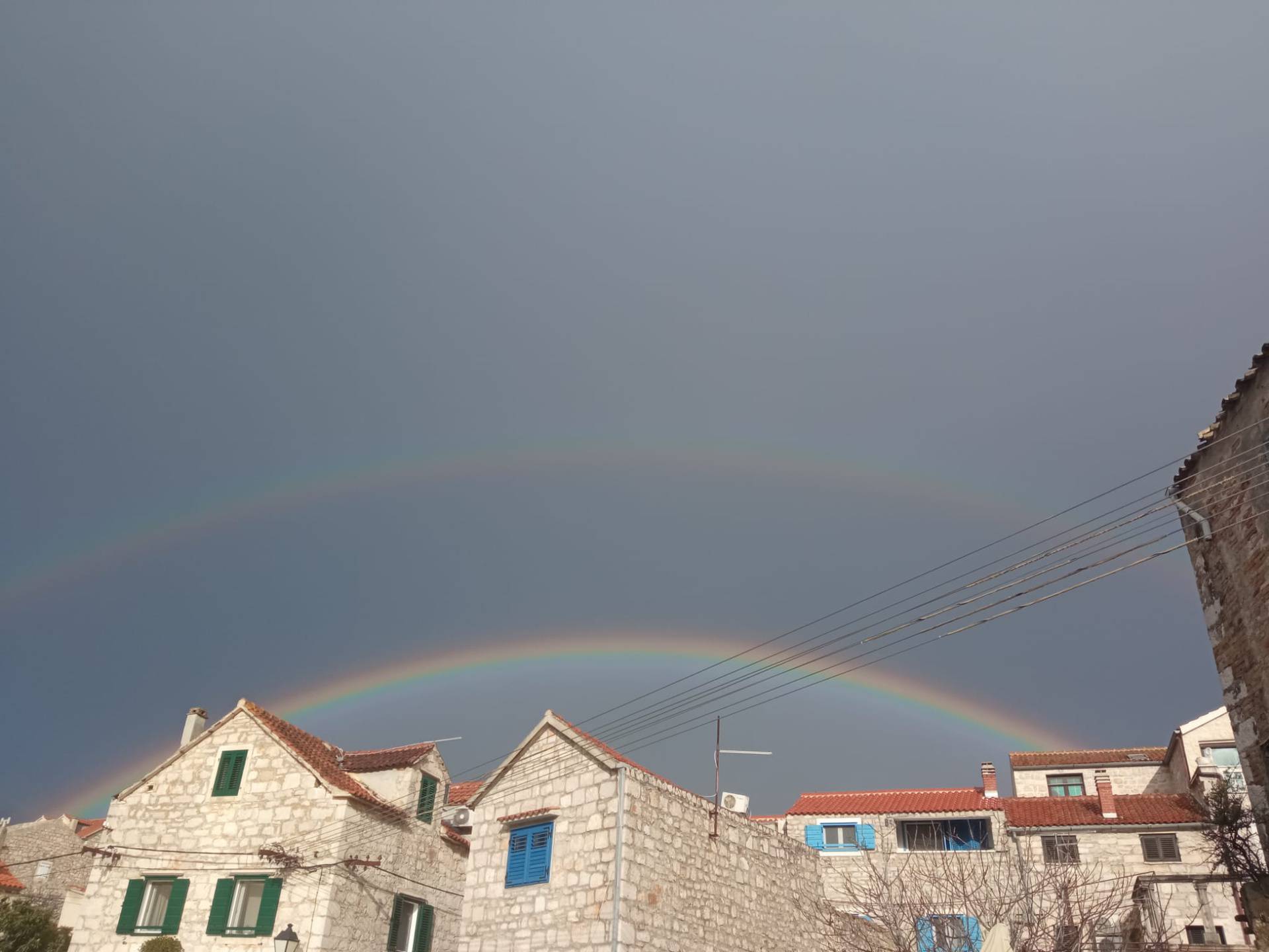 FOTO Pogledajte spektakularnu dugu koja 'isijava' iz zvonika