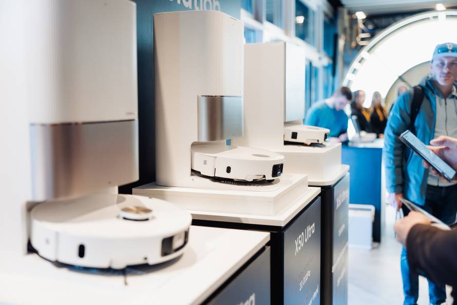 VIDEO Val kineskih robota iz Dreamea: Nose usisavače po kući, čiste prozore, bazene...