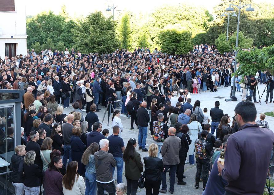Drniš: Mirno okupljanje,prosvjed i molitva za ubijenog Luku Milovca