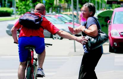 Biciklist prišao ženi s leđa i iz ruke joj ukrao torbicu
