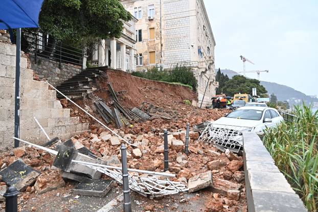 Dubrovnik: Na cestu se odronio zid kuće, automobili zatrpani kamenjem