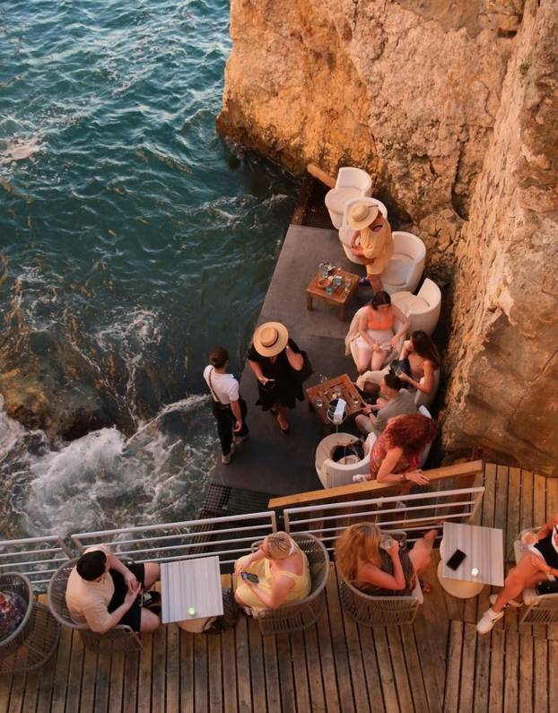 FOTO Kakvi prizori! Restoran na stijeni pruža pogled i iskustvo o kojem mnogi sanjaju