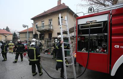 Izgorjelo prizemlje, vatrogasci su iz kuće izvukli ženu i dijete 