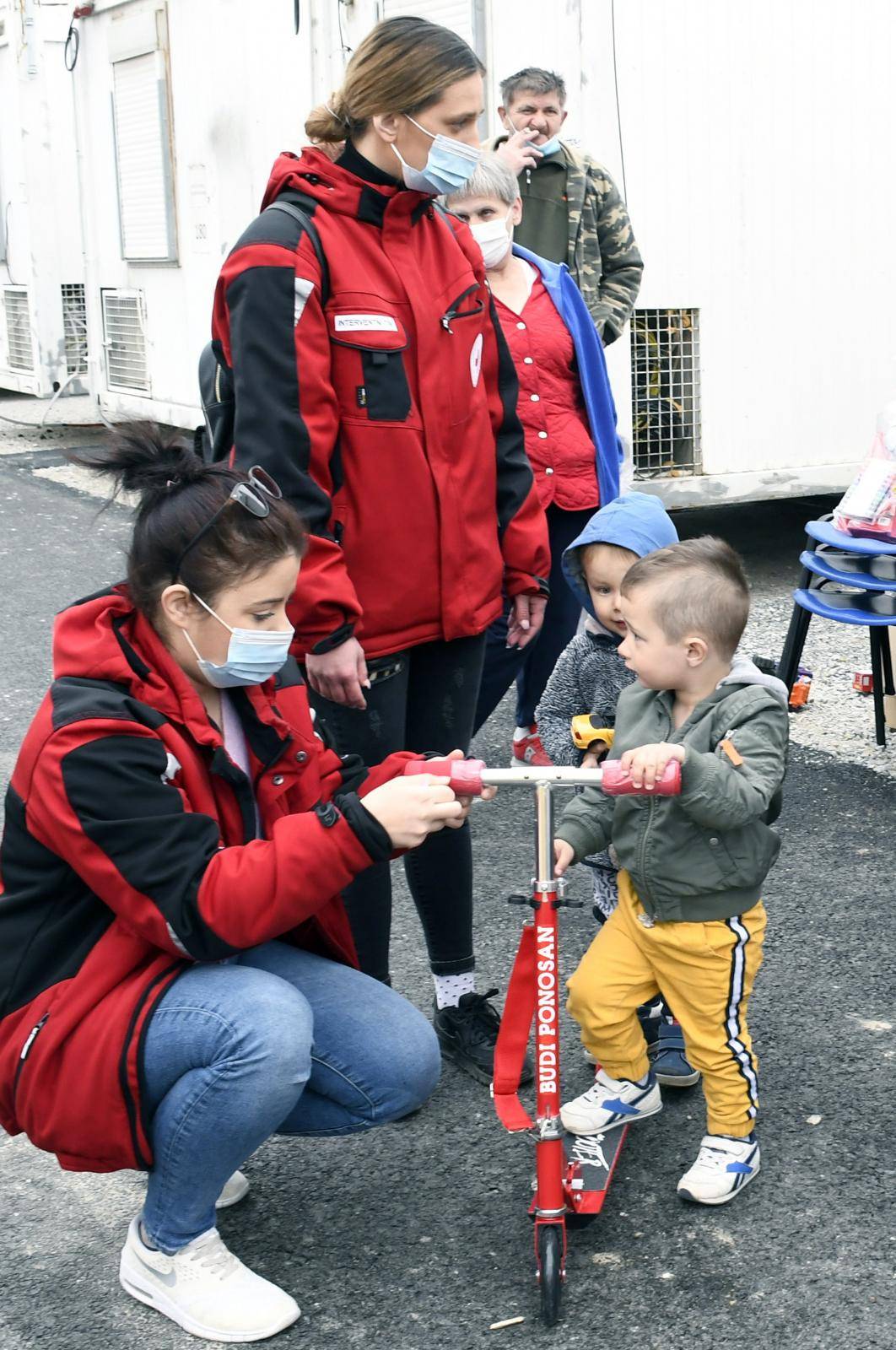 Petrinja: Crveni križ podijelio poklone djeci smještenoj u kontejnerskom naselju