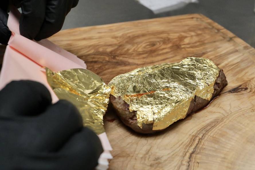 Biftek omotan zlatnim listićima: Dok se sprema porcija od 7500 kuna, ne smijete niti disati...